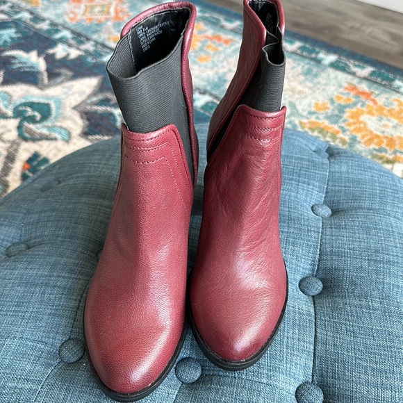 KENNETH COLE booties leather uppers - like new condition - Picture 2 of 6